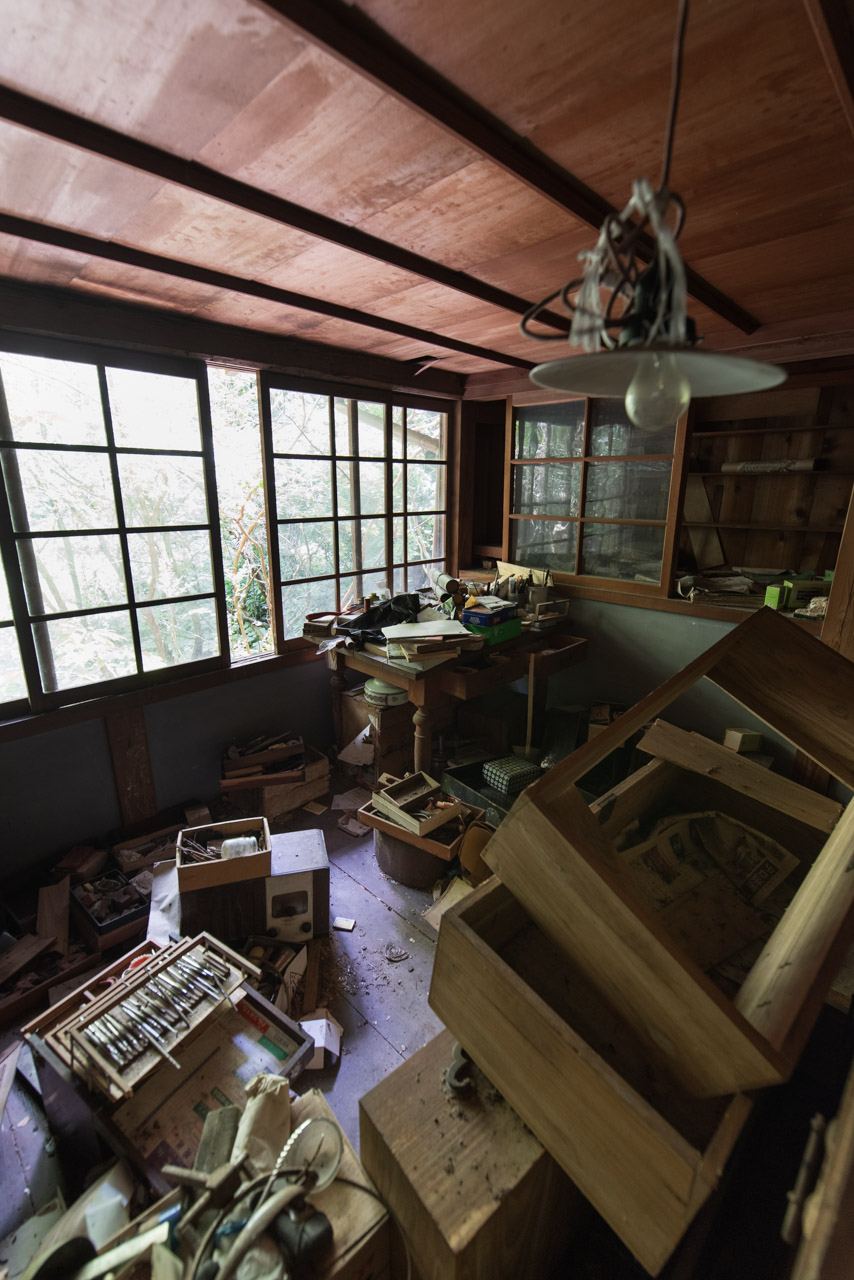 廃屋　残留物 鬱蒼とした廃医院│廃景