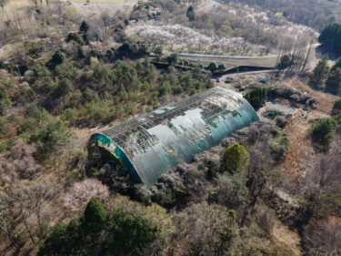 山間の廃テニスコート