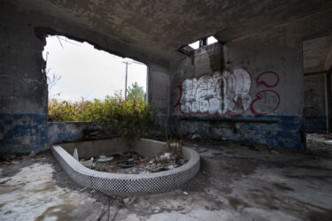 指宿港近くの廃浴場